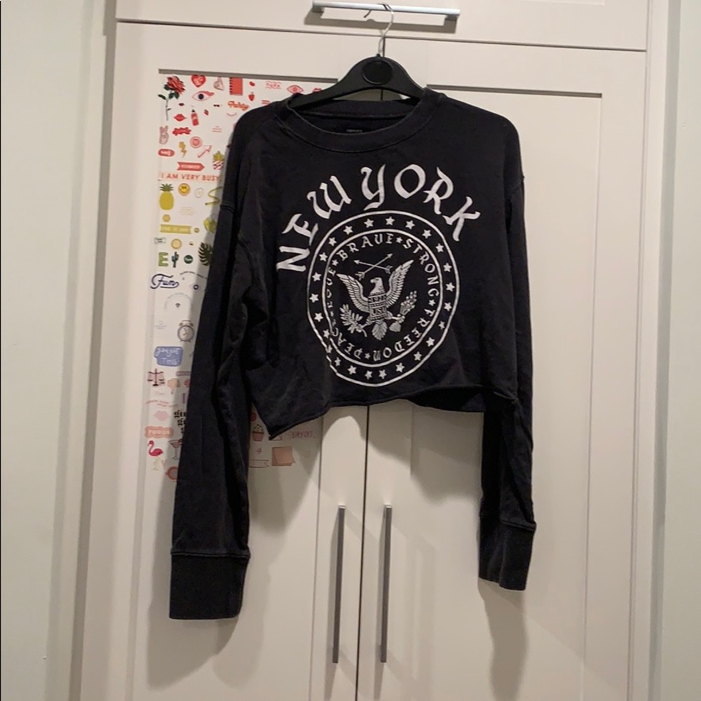 Black New York cropped crew neck